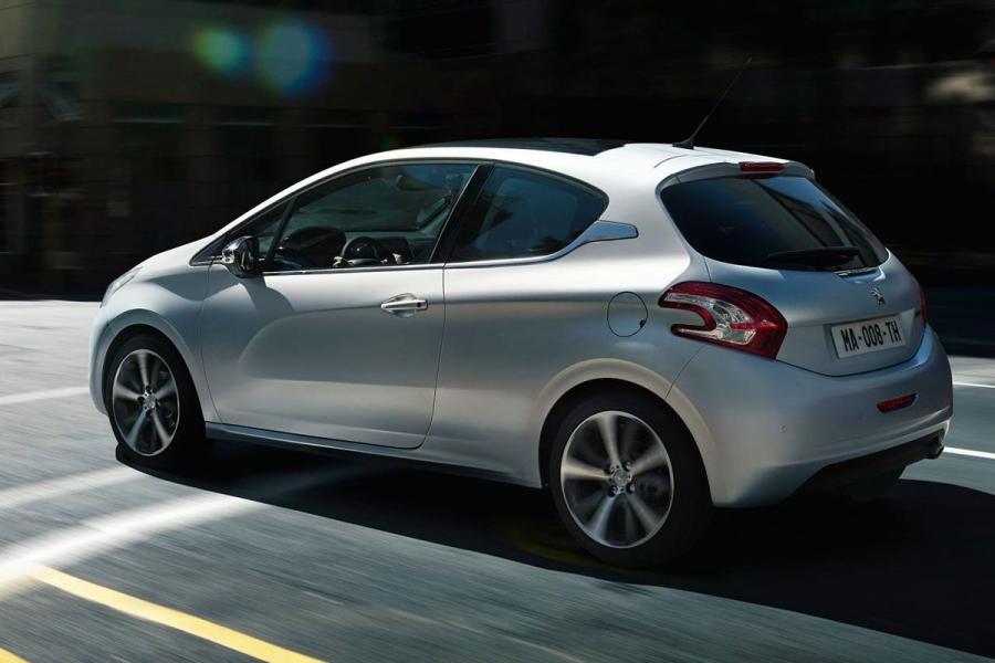  Peugeot 208 3-Door 2012 года  (фото 4 из 31)